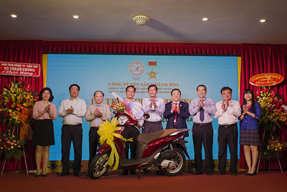 Trao giải cho khách hàng trúng thưởng chương trình “Sanest Khánh Hòa - niềm tự hào thương hiệu Việt Nam”  tại Cần Thơ
