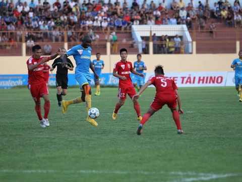 Hạ B.Bình Dương 1-0, S.Khánh Hòa bất bại 11 trận