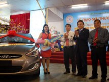 Trao ôtô Hyundai Accent cho khách hàng may mắn trúng thưởng