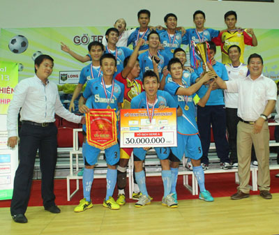 Các cầu thủ Sanna Khánh Hòa đoạt chức vô địch hạng A giải Futsal Gỗ Trinh Thiên Championship 2013.